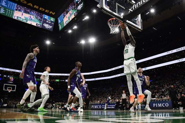 正版通道-爆大冷!东部第二轰然倒下:全场鸦雀无声,黑马三人组轰56分